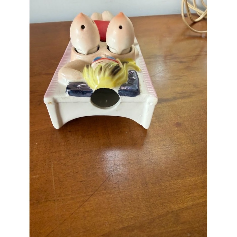 Vintage 80s Novelty Ceramic Beach Babe Boobie Salt n Pepper Shaker Japan - VIDEO - Picture 16 of 17